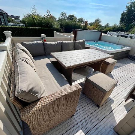 Cottontail Lodge - Hot Tub - Pet Friendly South Cerney Dış mekan fotoğraf