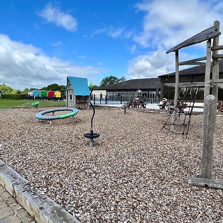 Cottontail Lodge - Hot Tub - Pet Friendly South Cerney Dış mekan fotoğraf