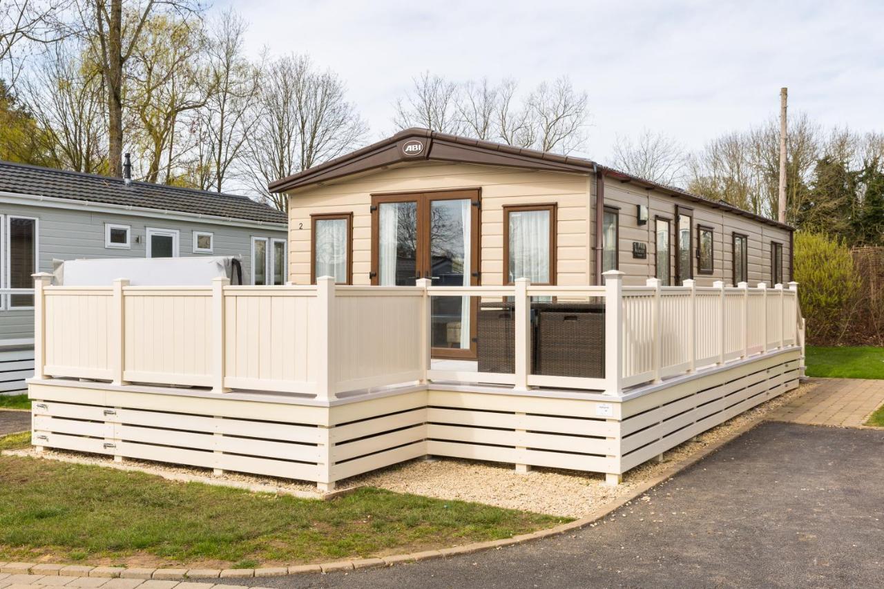 Cottontail Lodge - Hot Tub - Pet Friendly South Cerney Dış mekan fotoğraf