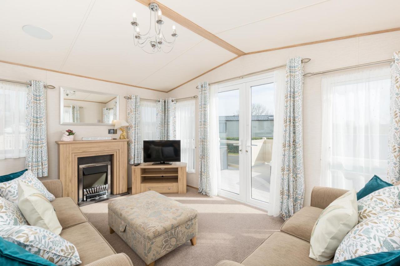 Cottontail Lodge - Hot Tub - Pet Friendly South Cerney Dış mekan fotoğraf