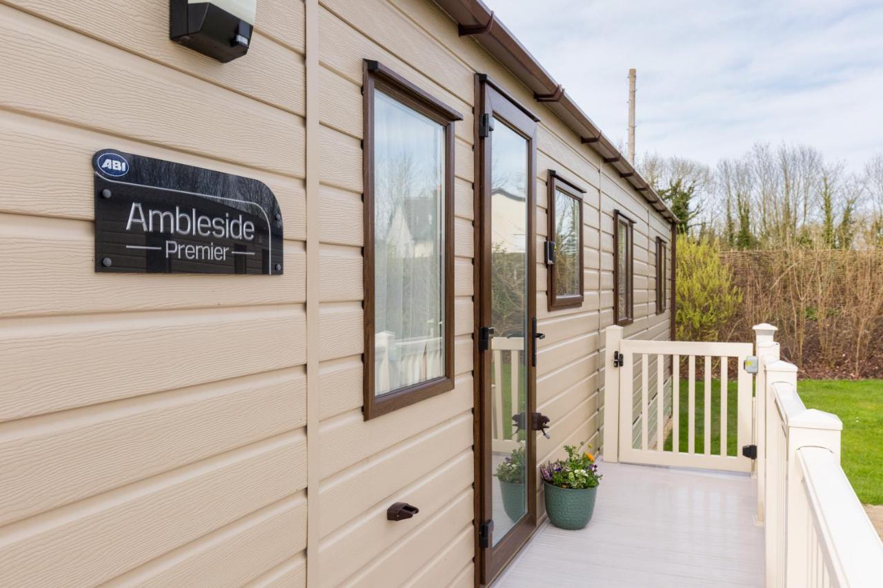 Cottontail Lodge - Hot Tub - Pet Friendly South Cerney Dış mekan fotoğraf
