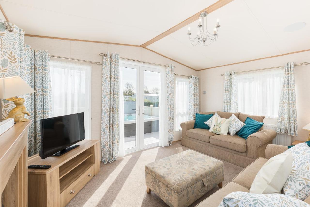 Cottontail Lodge - Hot Tub - Pet Friendly South Cerney Dış mekan fotoğraf