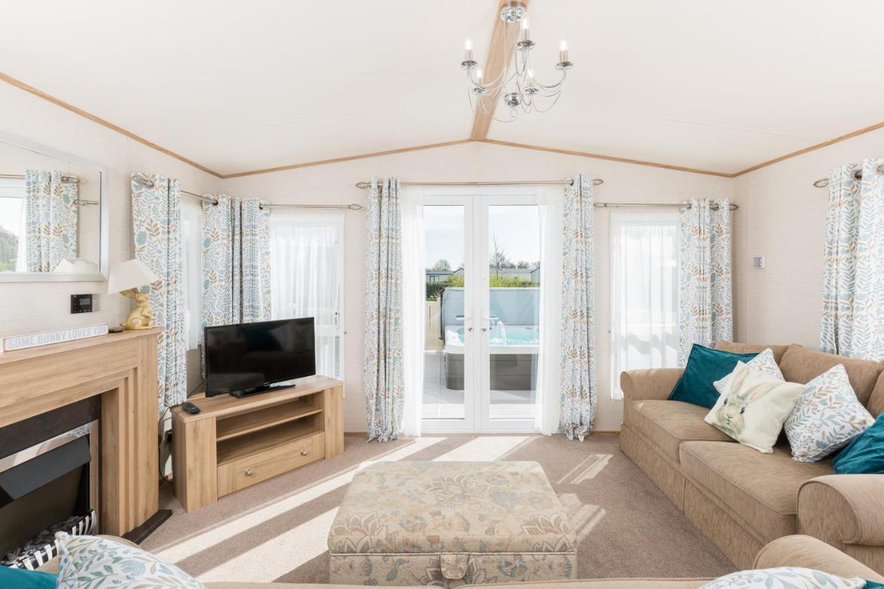 Cottontail Lodge - Hot Tub - Pet Friendly South Cerney Dış mekan fotoğraf