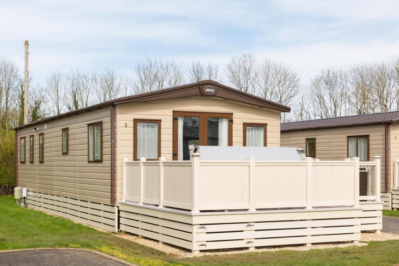 Cottontail Lodge - Hot Tub - Pet Friendly South Cerney Dış mekan fotoğraf
