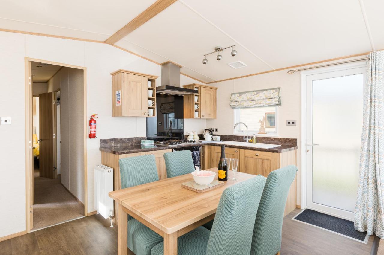Cottontail Lodge - Hot Tub - Pet Friendly South Cerney Dış mekan fotoğraf