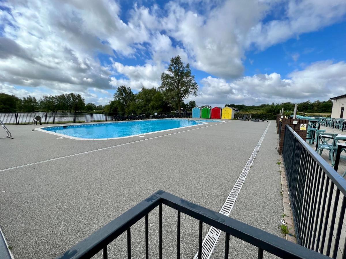 Cottontail Lodge - Hot Tub - Pet Friendly South Cerney Dış mekan fotoğraf