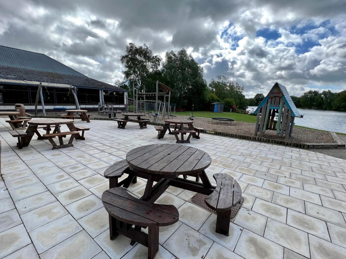 Cottontail Lodge - Hot Tub - Pet Friendly South Cerney Dış mekan fotoğraf