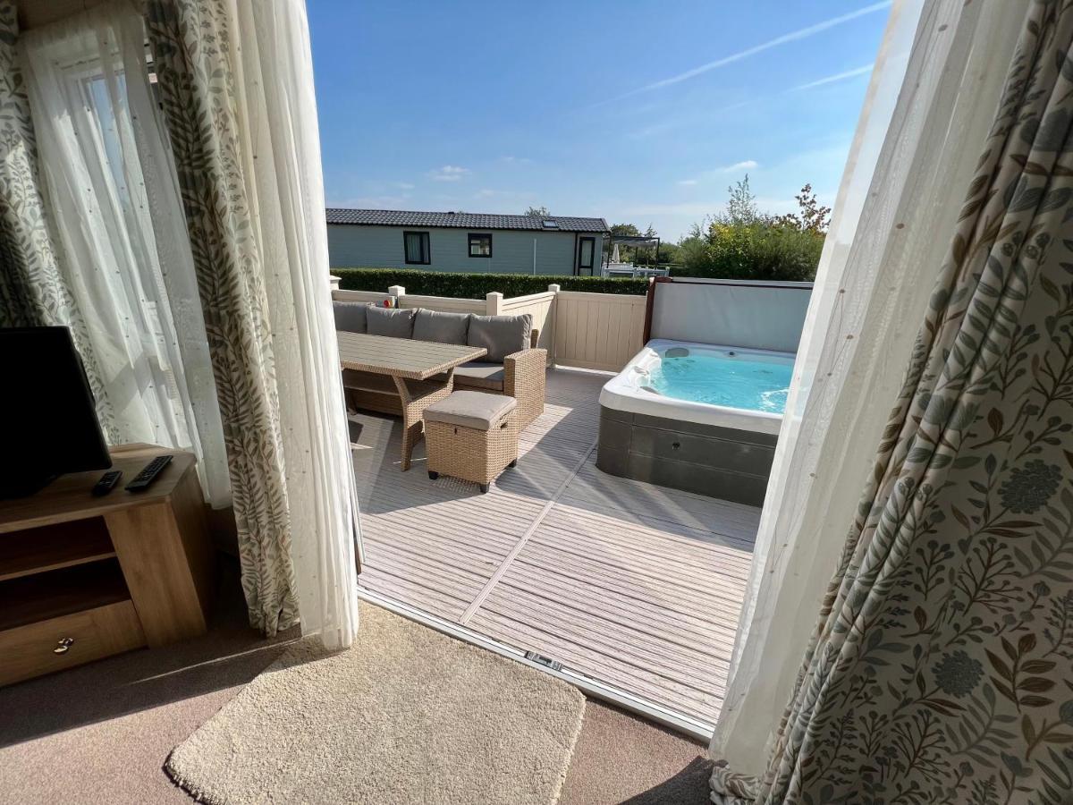Cottontail Lodge - Hot Tub - Pet Friendly South Cerney Dış mekan fotoğraf