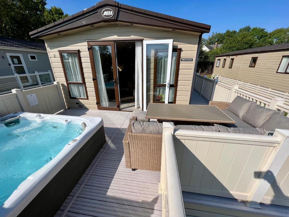 Cottontail Lodge - Hot Tub - Pet Friendly South Cerney Dış mekan fotoğraf