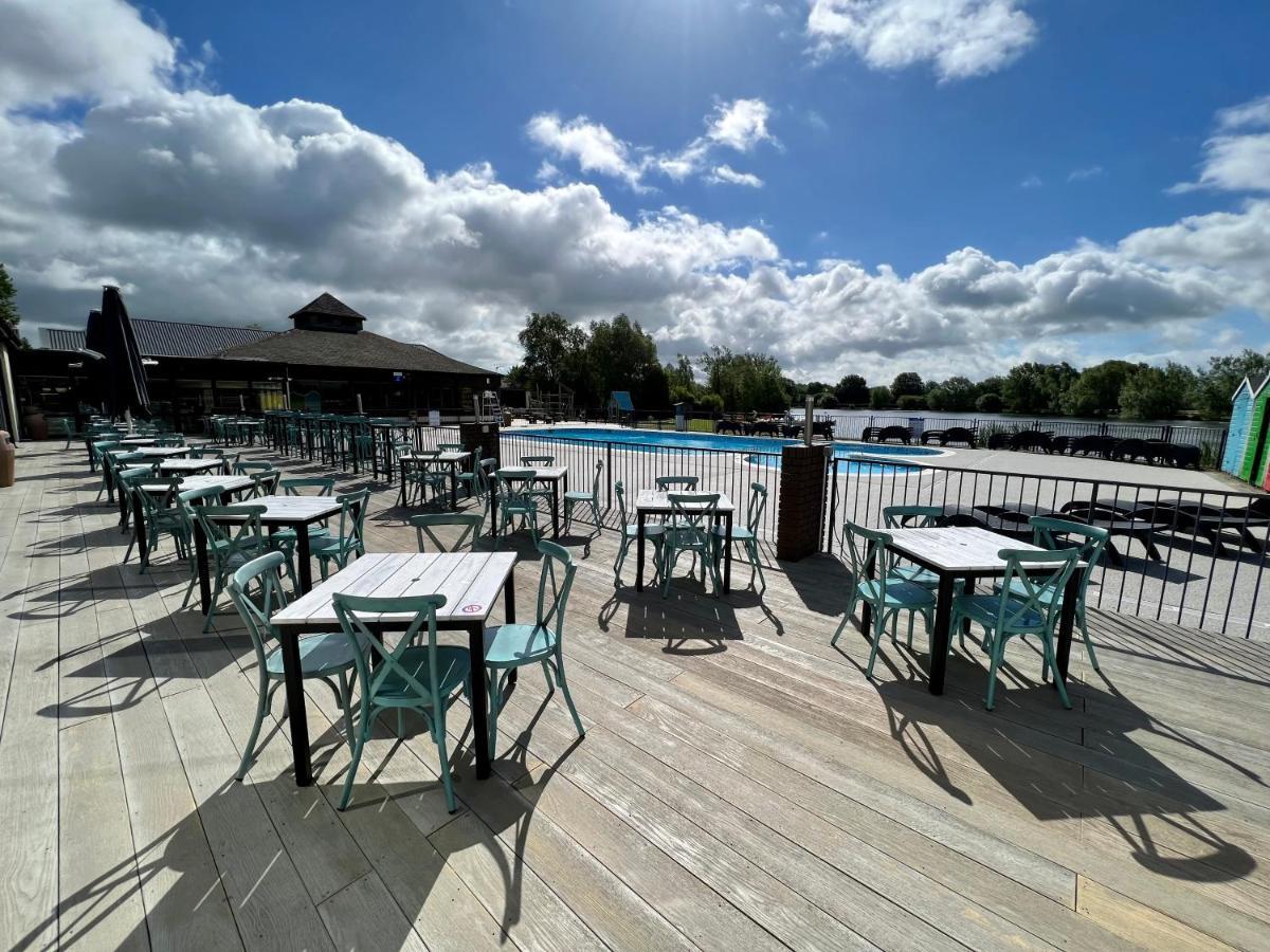 Cottontail Lodge - Hot Tub - Pet Friendly South Cerney Dış mekan fotoğraf
