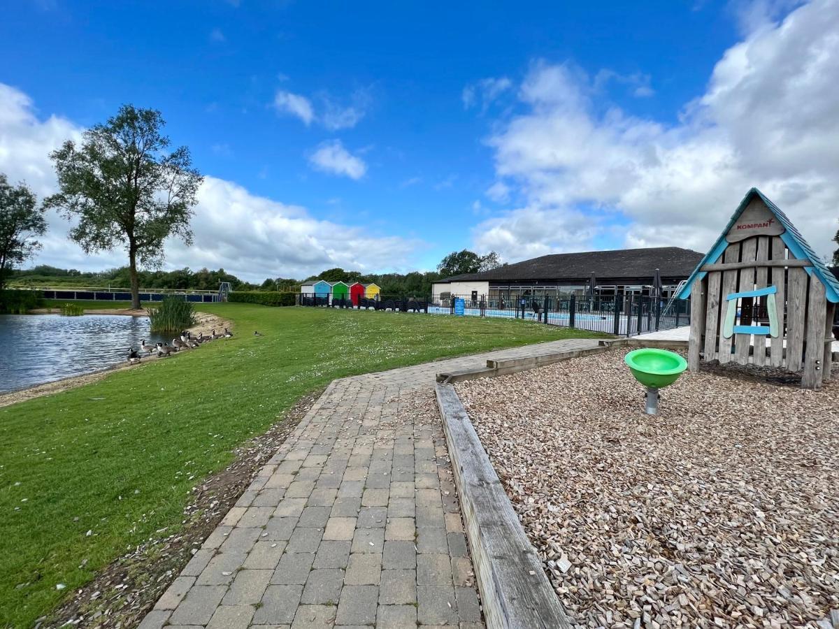 Cottontail Lodge - Hot Tub - Pet Friendly South Cerney Dış mekan fotoğraf